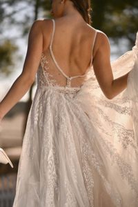 zierliches Hochzeitskleid mit feiner Spitze