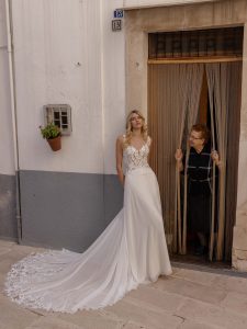Brautkleid mit langer Schleppe