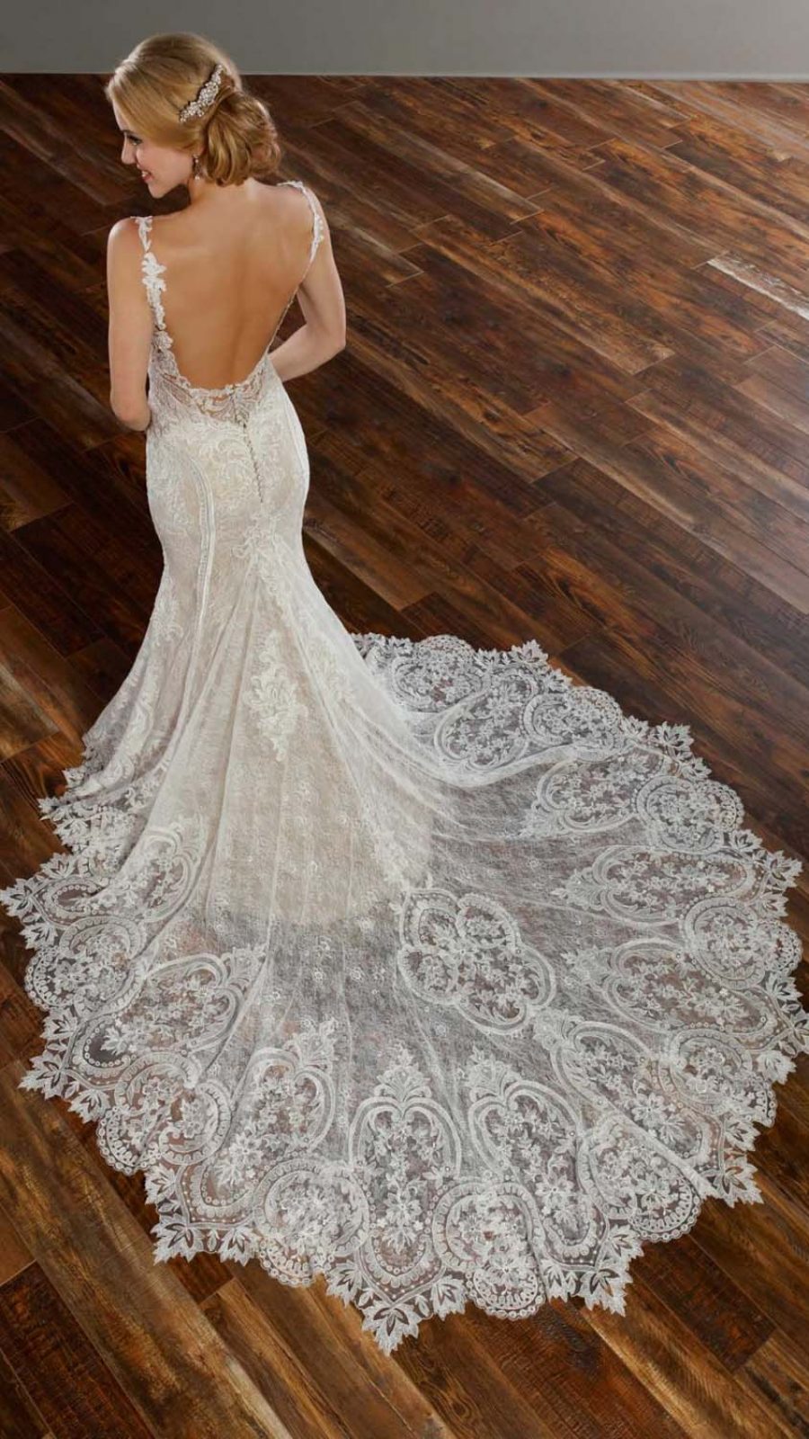 elegantes Brautkleid mit breiter Schleppe